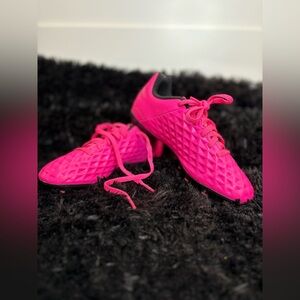 Nike Bright Pink Girls Soccer Cleats Youth Size 1 Athletic Shoes